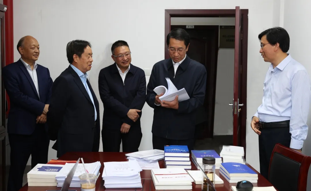 段文龍到鄭州大學(xué)調(diào)研檢察公益訴訟研究院工作